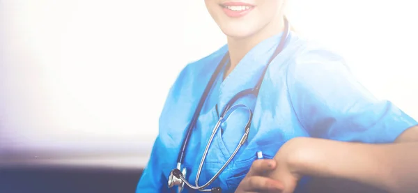 Portrait d'un jeune médecin heureux assis sur le canapé avec un dossier — Photo