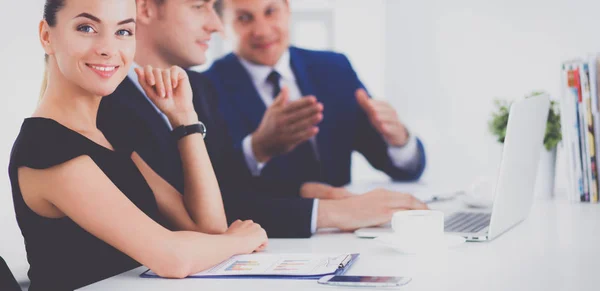 Empresários que se sentam e discutem na reunião, no escritório. — Fotografia de Stock