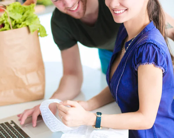 Paret betalar sina räkningar med laptop i köket hemma — Stockfoto