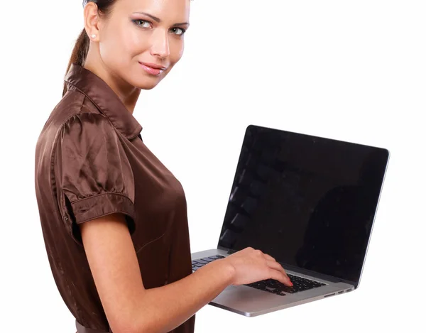 एक युवा सुंदर महिला एक लैपटॉप दिखा रही है, सफेद पृष्ठभूमि पर अलग — स्टॉक फ़ोटो, इमेज