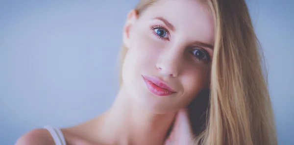 Retrato de mujer hermosa aislada sobre fondo gris — Foto de Stock