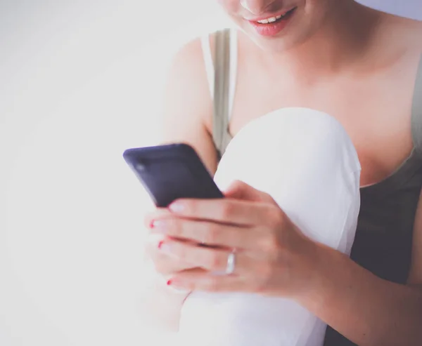 Attraente ragazza caucasica seduta sul pavimento con telefono — Foto Stock