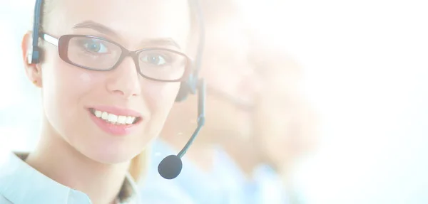 Aantrekkelijke jonge ondernemers en collega 's in een callcenter — Stockfoto