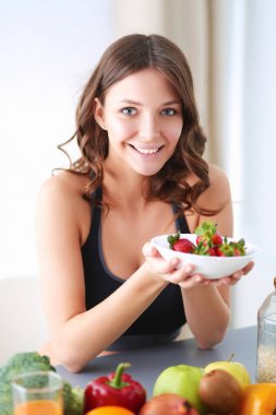 Resepsiyon ile meyve ve meyve suyu ile gözlük mutfakta oturan kız.