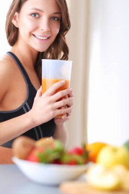 Resepsiyon ile meyve ve meyve suyu ile gözlük mutfakta oturan kız.