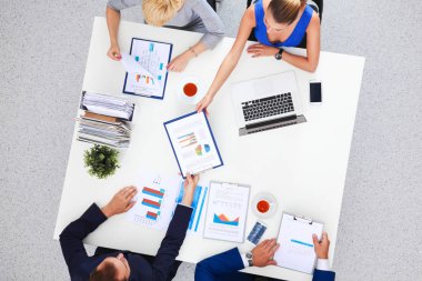 İş adamları iş toplantısında oturup tartışıyor.