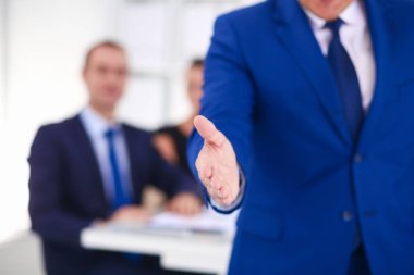 Güzel bir iş kadını ofiste meslektaşları ile ayakta portresi .