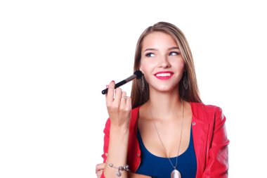 Genç güzel kadın elinde makyaj için fırça tutar .