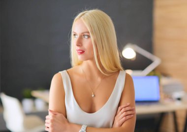 Moda tasarımcıları stüdyoda çalışıyor. Masanın üzerinde oturuyorlar..