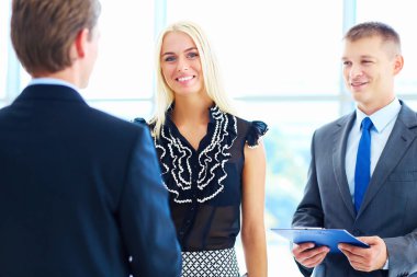 İş kadını ofiste tokalaşıyor