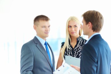 İş adamları toplantıdan sonra el sıkışıyor .