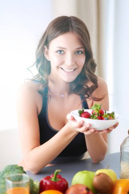 Resepsiyon ile meyve ve meyve suyu ile gözlük mutfakta oturan kız.