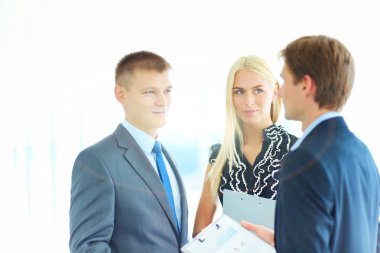 İş adamları toplantıdan sonra el sıkışıyor .