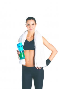Beyaz arka plan üzerinde izole bir havlu ile duran genç güzel spor kadın.