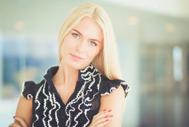 Güzel sarışın bir iş kadını ofis kapısını açıyor. .