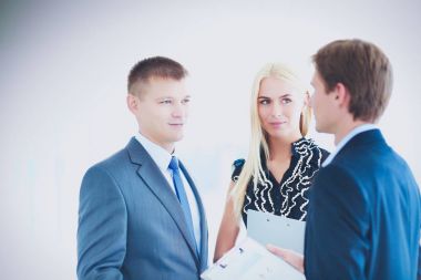 İş adamları toplantıdan sonra el sıkışıyor .