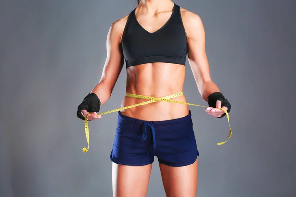 Fitness kadınları ölçü bandıyla güzel vücutlar. — Stok fotoğraf