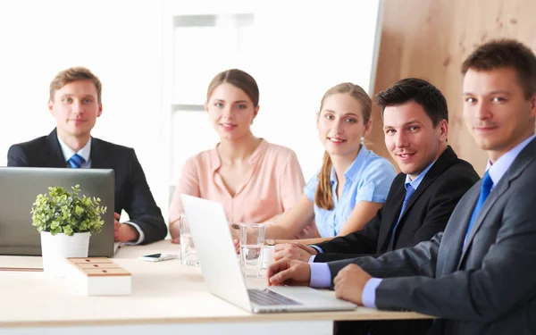 Gente de negocios sentada y discutiendo en reunión de negocios — Foto de Stock