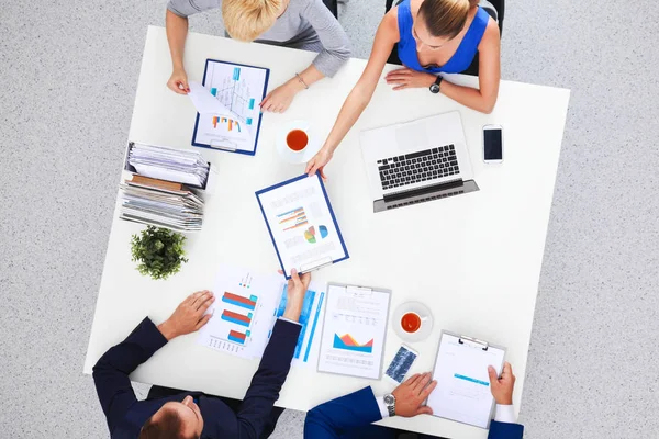 İş adamları iş toplantısında oturup tartışıyor.