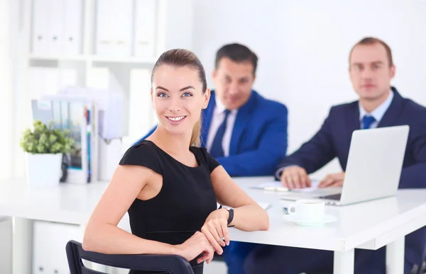 Zakenmensen zitten en discussiëren tijdens vergadering — Stockfoto