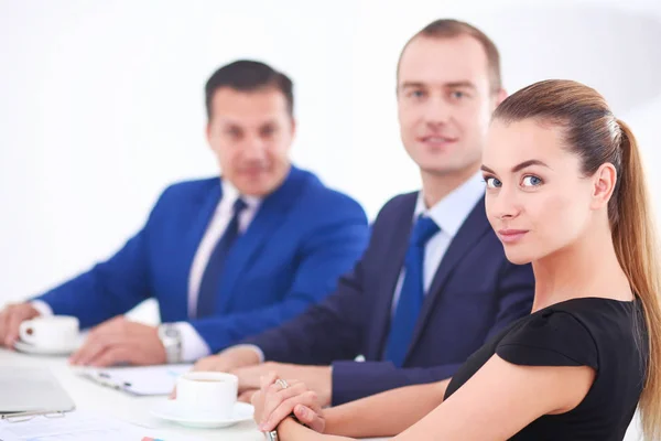 Geschäftsleute sitzen und diskutieren bei Treffen — Stockfoto