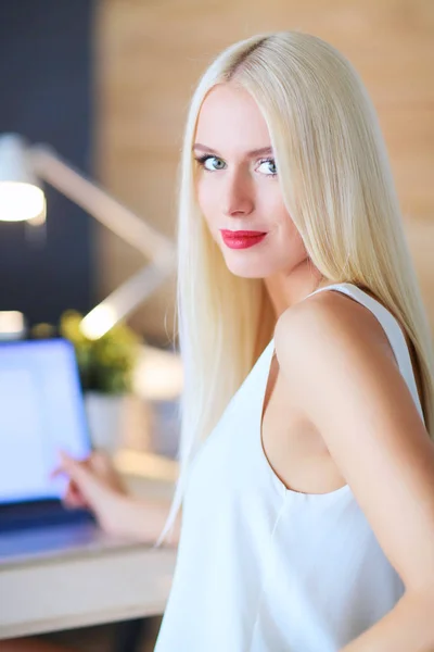 Stilisti che lavorano in studio seduti sulla scrivania. — Foto Stock