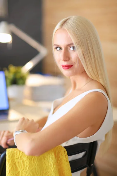 Modeontwerpers werken in studio zittend op het bureau. — Stockfoto