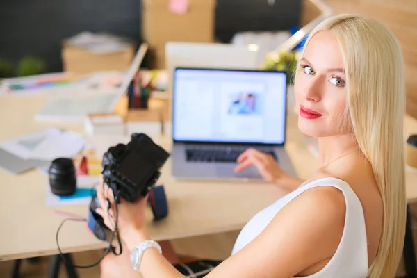 Junge Fotografin und Grafikerin bei der Arbeit — Stockfoto