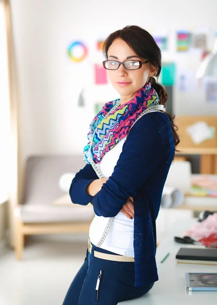 Hermoso diseñador de moda de pie en el estudio . —  Fotos de Stock