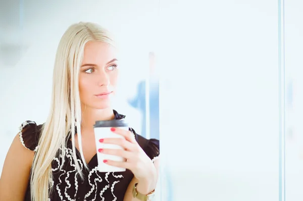 Empresaria sosteniendo una taza de café de pie en la oficina  . —  Fotos de Stock