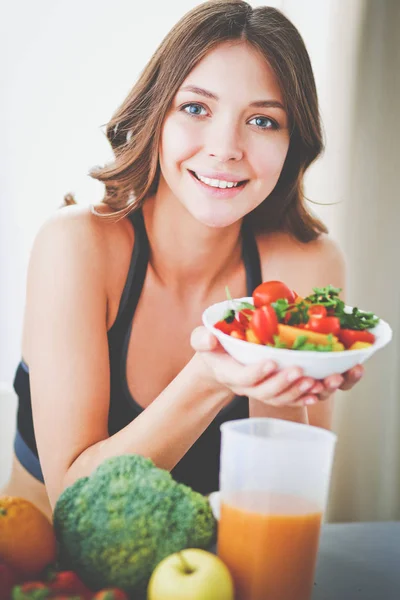 Porträt einer lächelnden jungen Frau mit vegetarischem Gemüsesalat. — Stockfoto