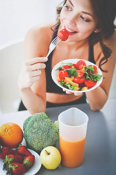 Портрет улыбающейся молодой женщины с вегетарианским овощным салатом. — стоковое фото