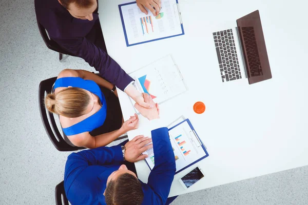 Gente de negocios sentada y discutiendo en reunión de negocios — Foto de Stock