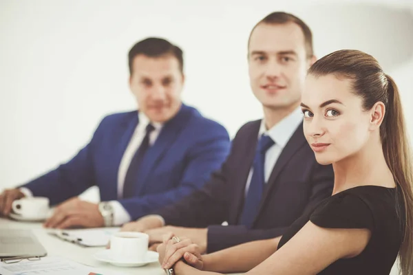 Zakenmensen zitten en discussiëren tijdens vergadering — Stockfoto