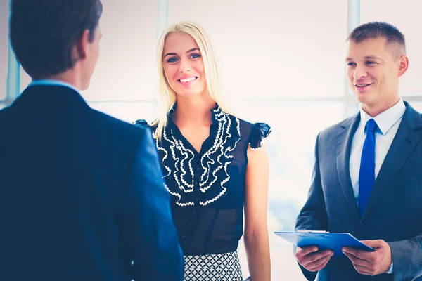 Femme d'affaires se serrant la main au bureau — Photo