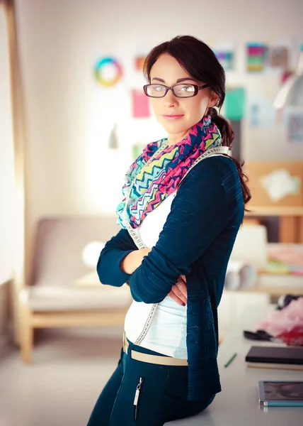 Hermoso diseñador de moda de pie en el estudio . —  Fotos de Stock