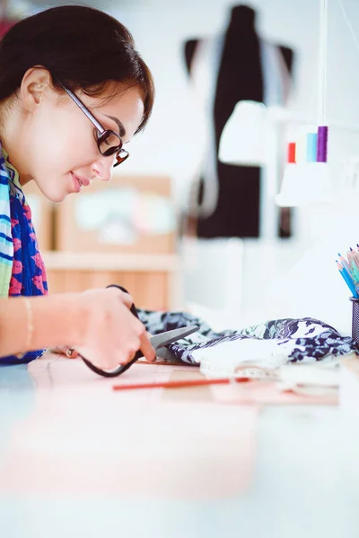 Dressmaker navrhování oblečení vzor na papíře . — Stock fotografie