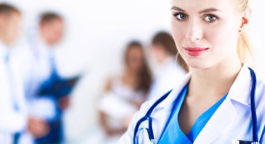 Kadın doktor hastanede dosyayla bekliyor.