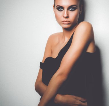 Beyaz arka plan üzerinde izole, güzel bir kadın