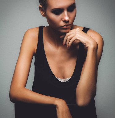 Beyaz arka plan üzerinde izole, güzel bir kadın