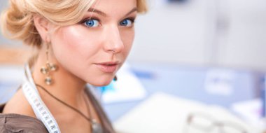 Stüdyoda çalışan genç moda tasarımcısı.