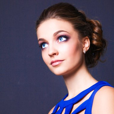 Güzel bir genç kadın profesyonel makyaj stüdyo çekim