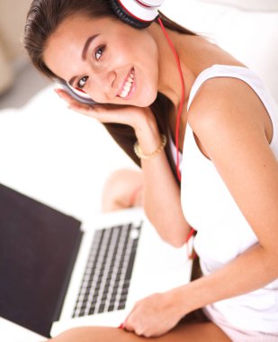 Genç güzel kadın yatakta müzik