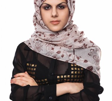 beyaz izole kırmızı bir başörtüsü giyen genç Asyalı bir kadın portresi.