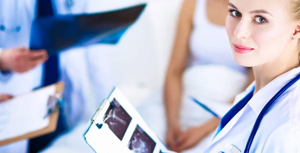 Surgeon and doctor analyzing x-ray together in medical office — Stock Photo, Image