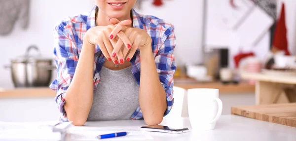 Mujer joven leyendo mgazine En la cocina en casa — Foto de Stock