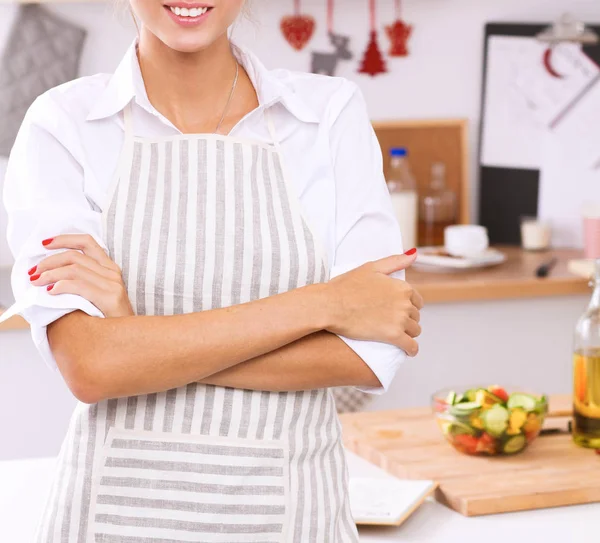 Sorridente giovane donna in cucina — Foto Stock