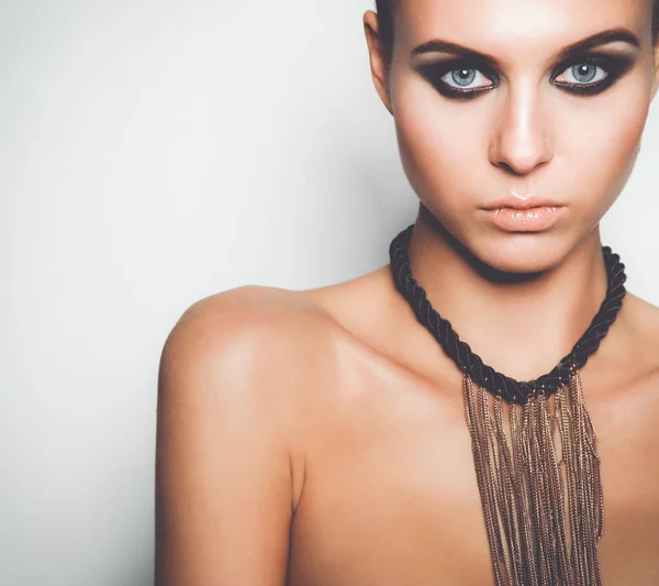 Retrato de una hermosa mujer con collar, aislado sobre fondo blanco —  Fotos de Stock