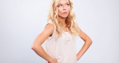 ayakta, gri arka plan üzerinde izole genç kadın