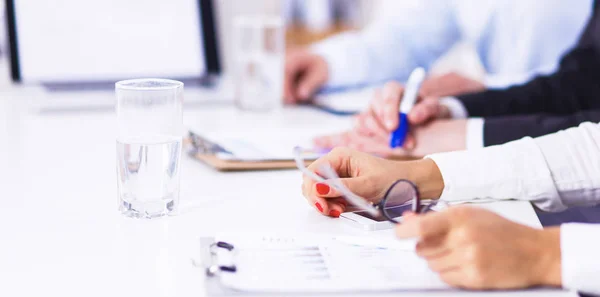 Les gens d'affaires travaillant sur le projet dans le bureau — Photo